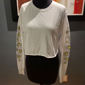 Ace Apparel daisy sleeve cropped long sleeve T, S
